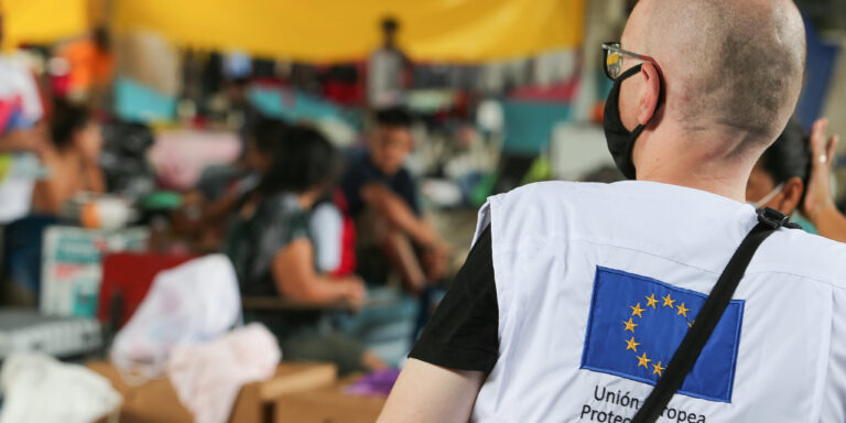 Trabalhador Humanitário da União Europeia durante a reposta à devastação criada por um ciclone.