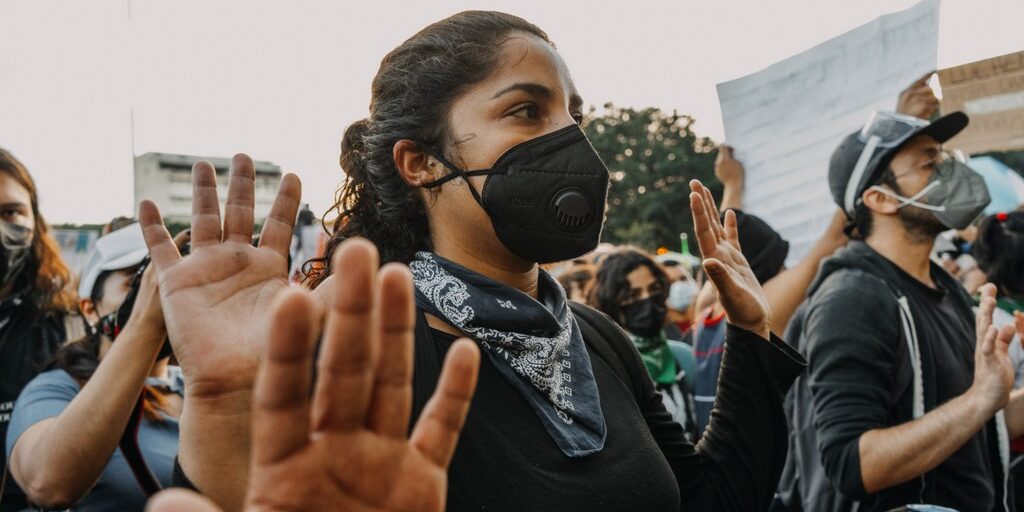 Mulher em manifestação pacífica