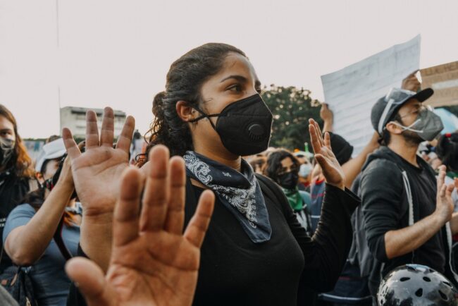 Mulher em manifestação pacífica