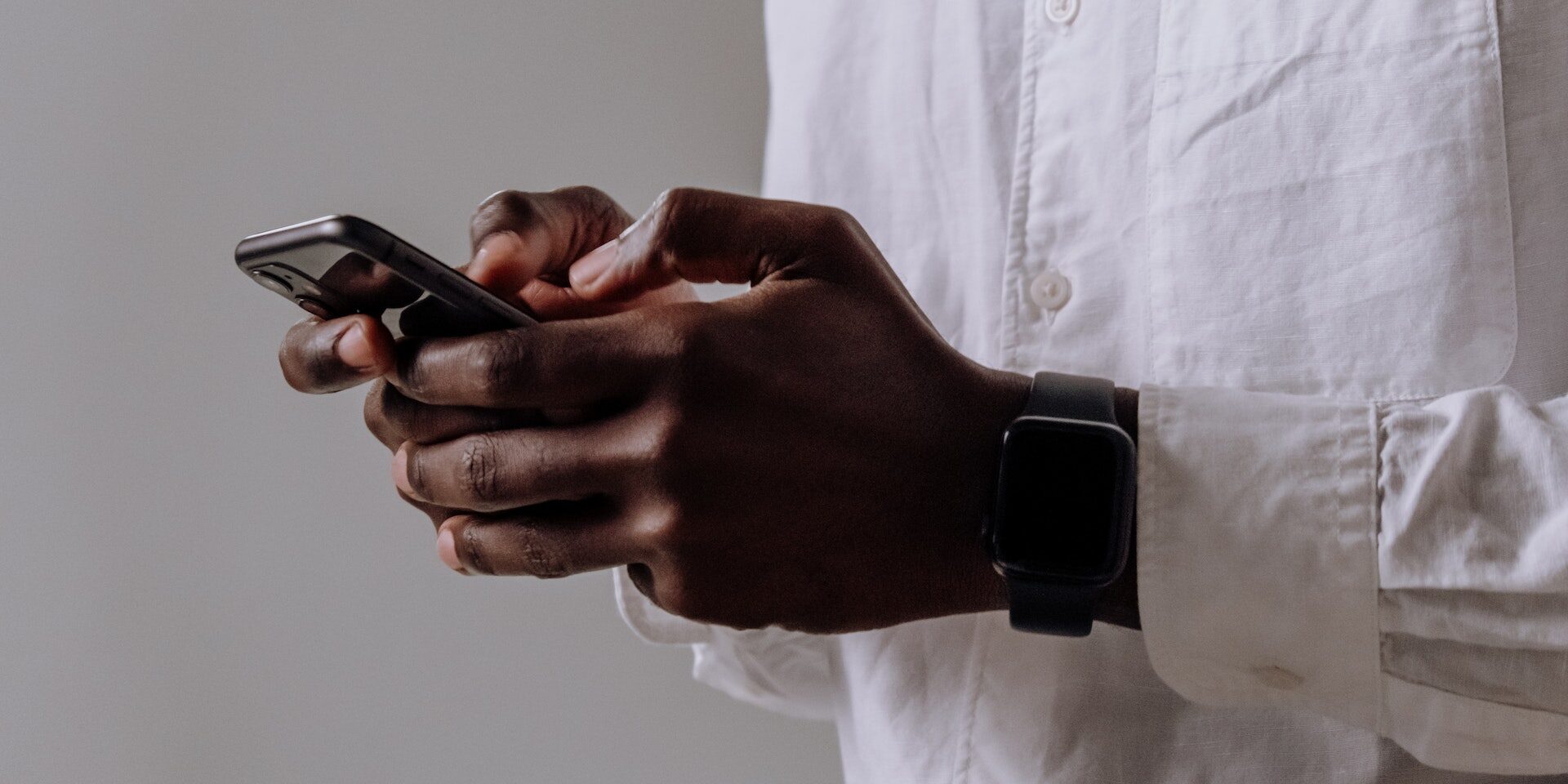 Pessoa a usar telemóvel